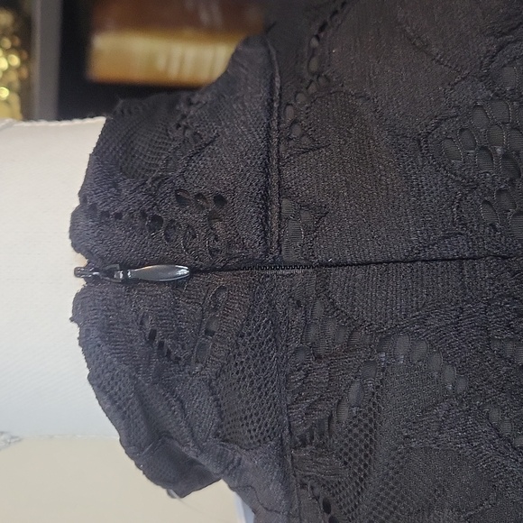 GUESS Black Agnes Mock Neck Cutout Sleeveless Lace Overlay Top - Picture 7 of 14